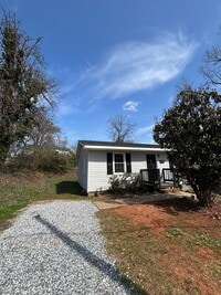 Building Photo - Newly Renovated!