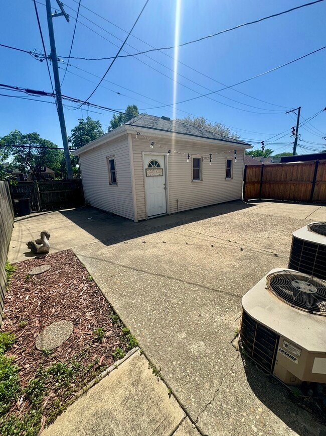Building Photo - 4857 W Wellington Ave
