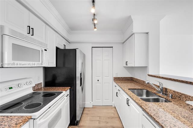 Building Photo - 1155 Brickell Bay Dr