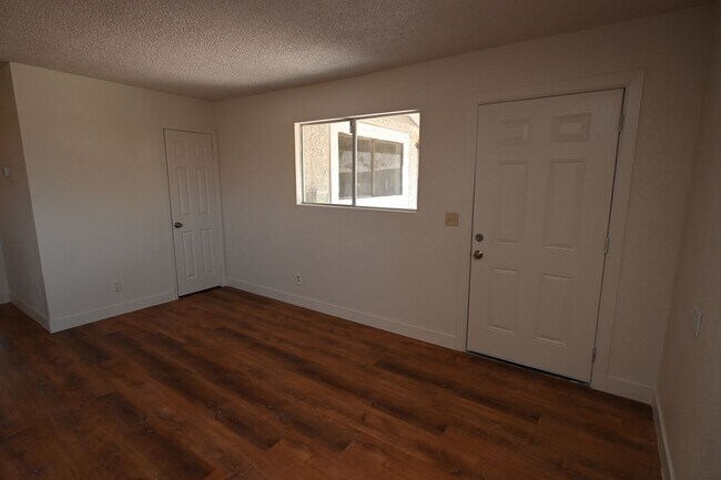 Building Photo - 2 Bedroom Apartment -Las Vegas -NO PETS -1...