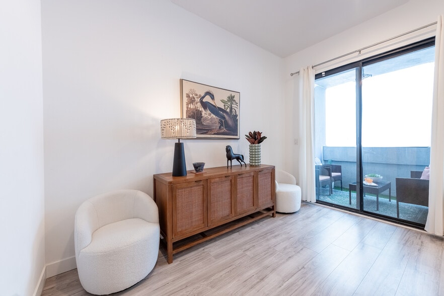 Living Room - 839 Larrabee St