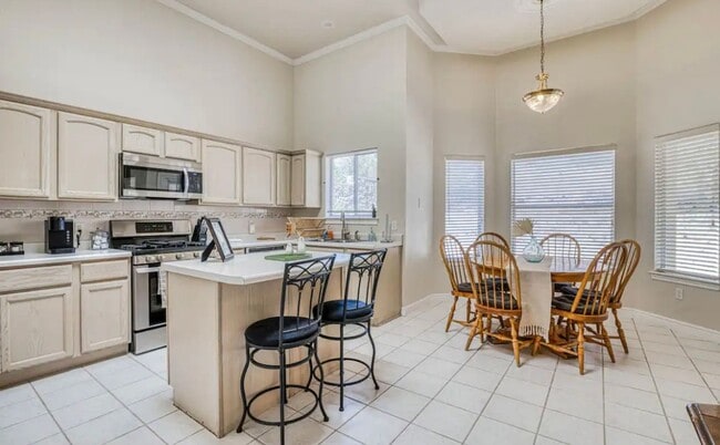 Building Photo - Short Term leases optionn4 Bedrooms 3 baths( near by Sunland Park Dr & Mesa St)