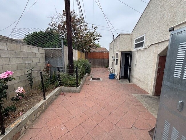 Building Photo - 3 Bedroom 1.5 Bath Back house