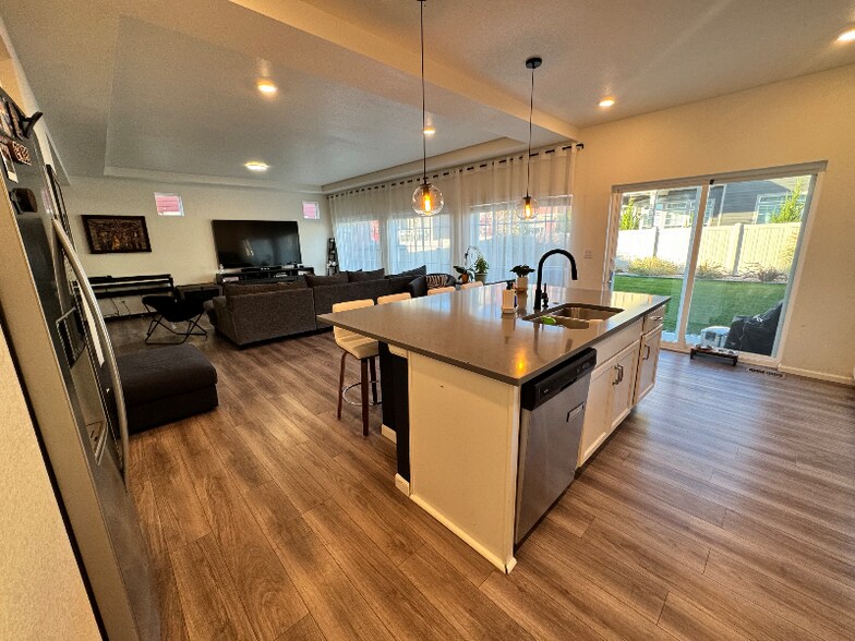 Building Photo - 1067 Highlands Dr