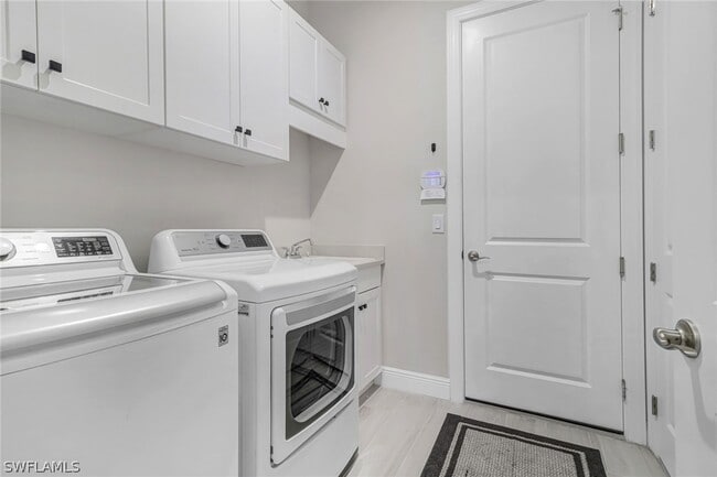 Building Photo - 9032 St Lucia Dr