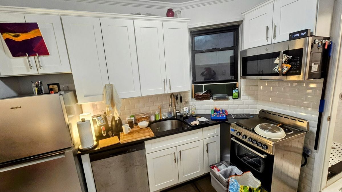 Building Photo - 403 E 73rd St