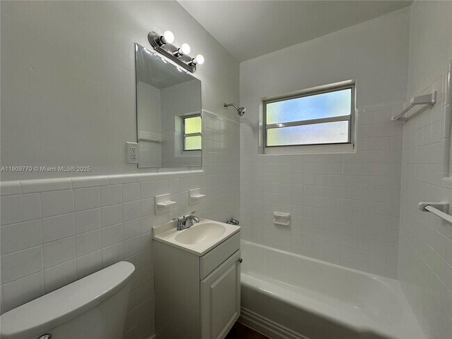 Building Photo - 4300 Sea Grape Dr