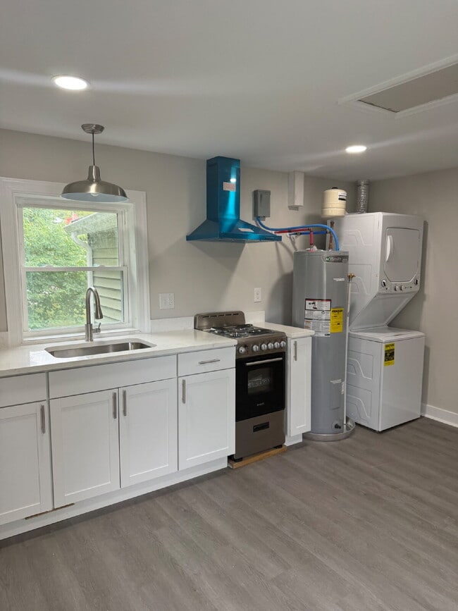 Building Photo - Updated One Bedroom in the heart of Lynchburg