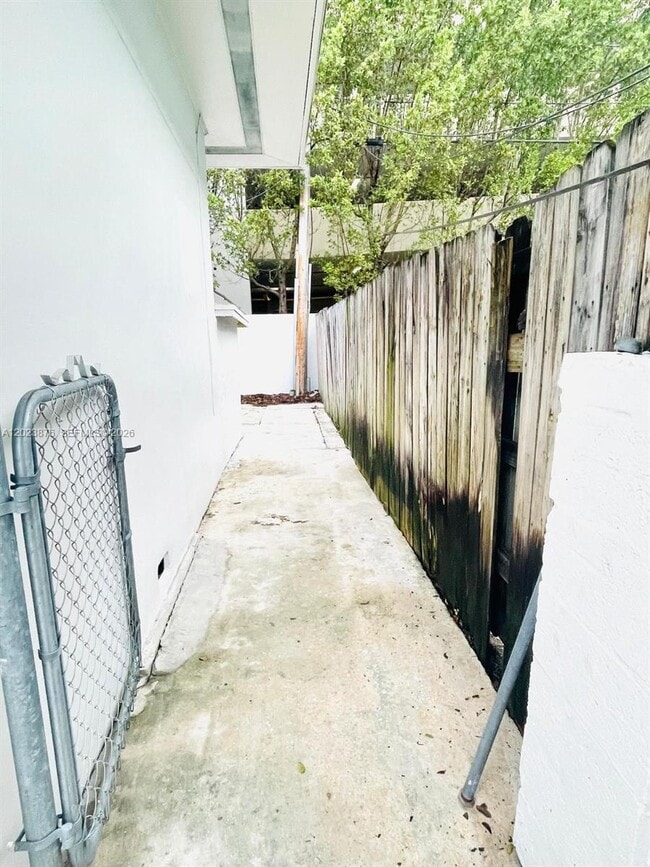 Building Photo - 1020 SW 36th Ct