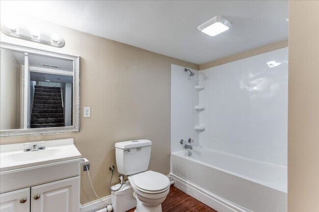 Building Photo - 3 Bedroom, 2 Bathroom!