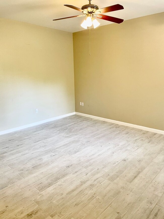 Building Photo - Stunning 3 Bedroom Condo In Scottsdale!