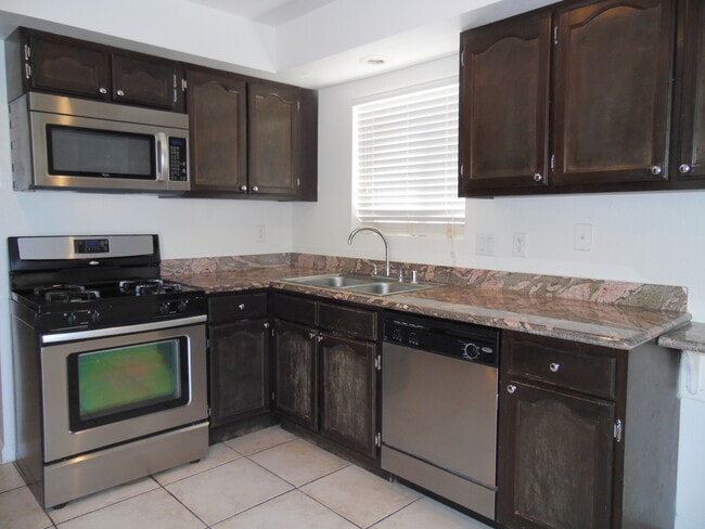 Building Photo - Desert Shores 3 bedroom with pool!