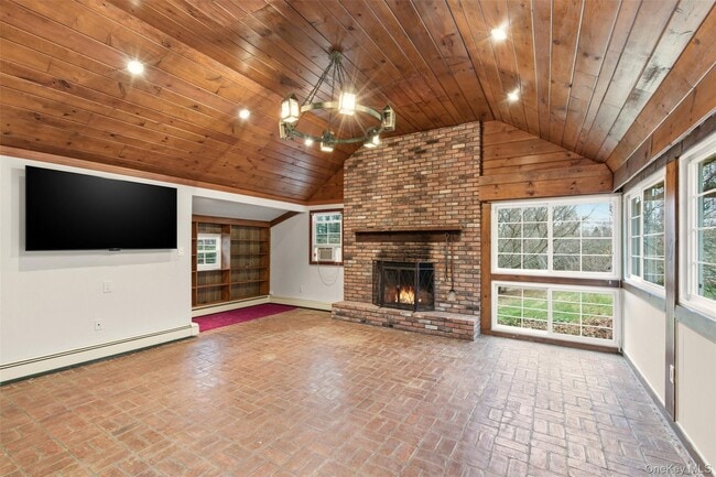 Building Photo - 327 W Neck Rd