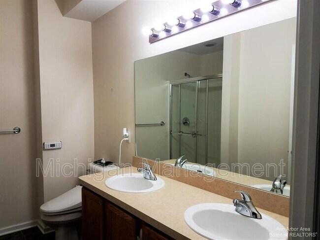 Building Photo - 9521 Lakeside Dr