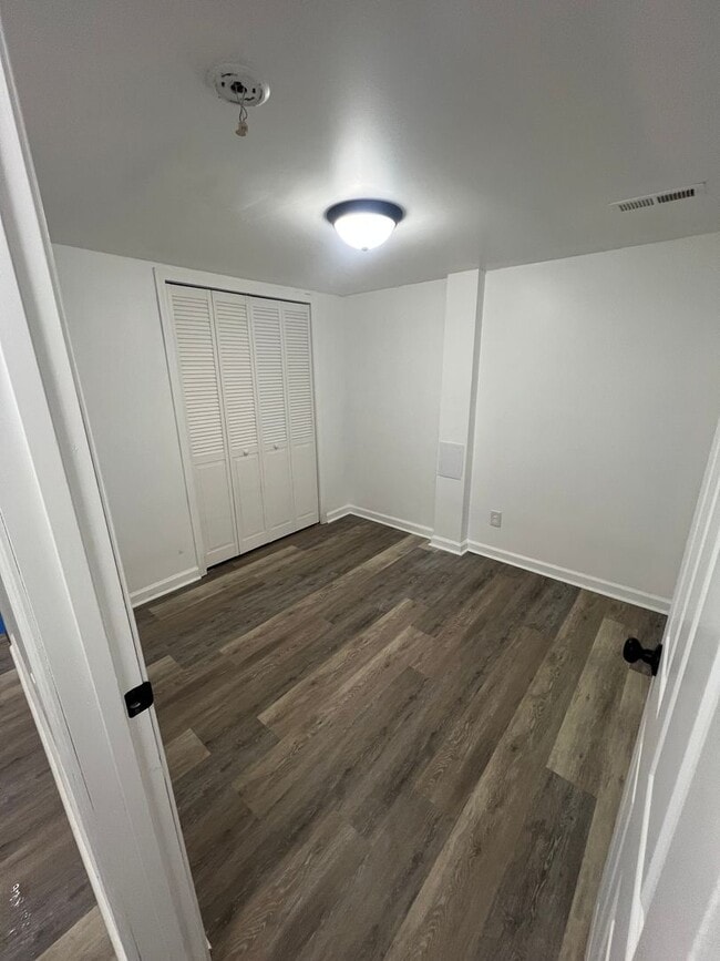 Building Photo - 5 BEDROOM, 2 baths $2000.00