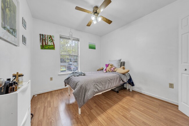 Building Photo - 854 Patrick Henry Dr