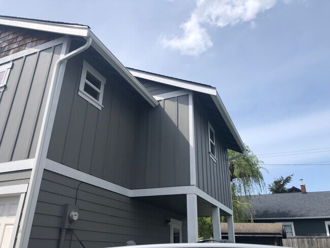 Building Photo - Newer Pet Friendly Home with detached Garage close to Barkley Trail system