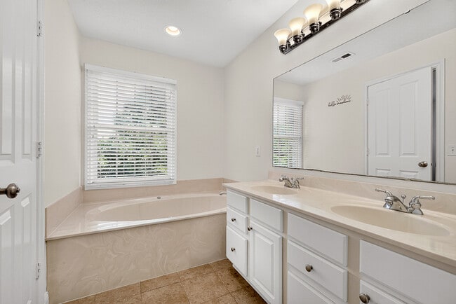 Building Photo - Beautiful 3 Bed Townhome In the Heart Of Village Of West Clay!