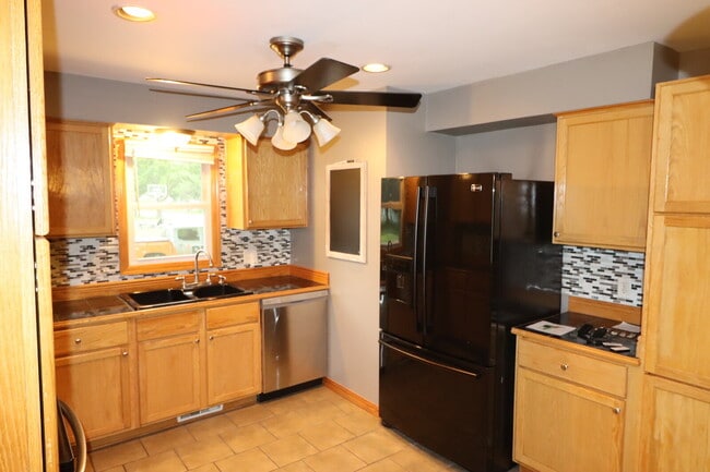 Building Photo - "Spacious 4-Bedroom 2 Bath with Finished B...