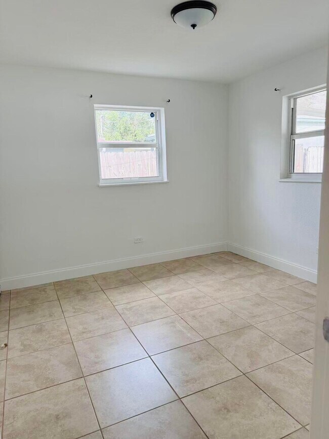 Building Photo - 6250 SW 39th St