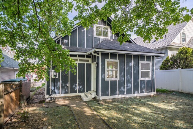 Building Photo - New Updated 3 Bed 2 Bath Lower South Hill Home!