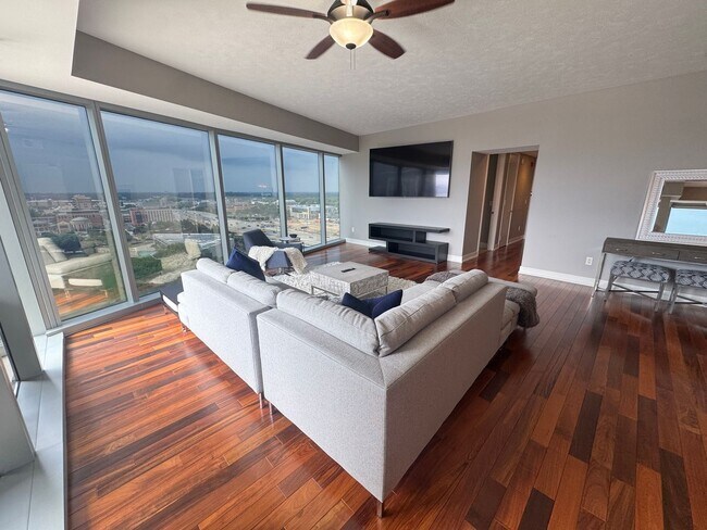 Building Photo - Three Bedroom - RiverHouse Condo!