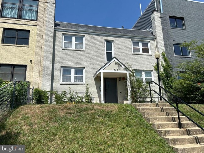 Building Photo - 1932 3rd St NE