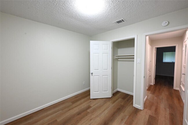 Building Photo - 9715 Oak Hollow Dr