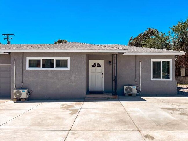 Building Photo - Modern Retreat with Spacious Yard & Cozy Interiors