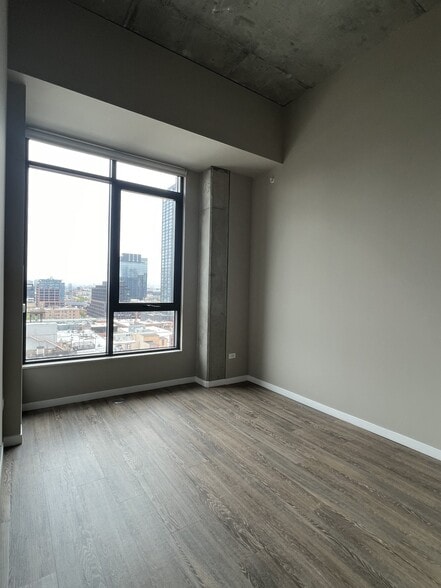 Building Photo - 932 W Washington Blvd