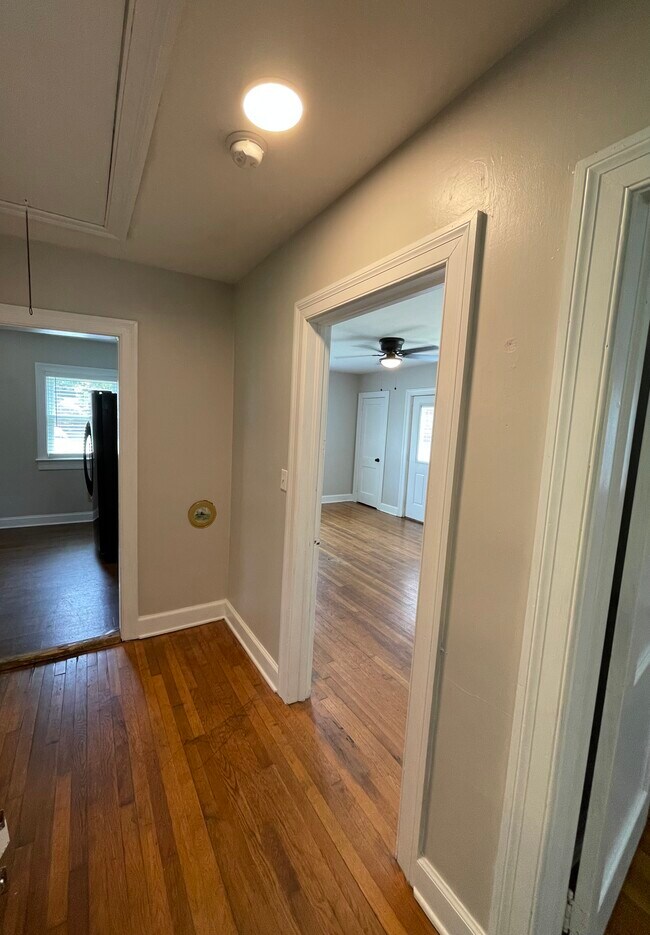 Building Photo - 909 Belmont Ave SW