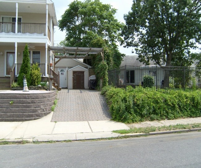 Primary Photo - 327 New Bedford Rd