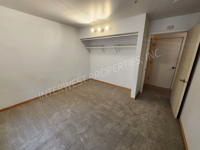 Building Photo - 2 BD Condo with River View, washer/dryer, microwave and W/S/G&L included.