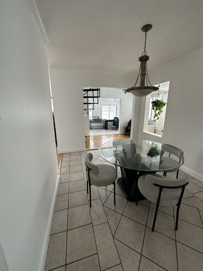 Building Photo - Luxurious 2 Bed, 2 Bath Rental on Lake Qui...