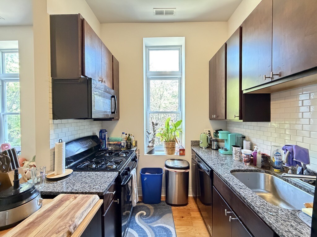 Building Photo - 4502 N Paulina St