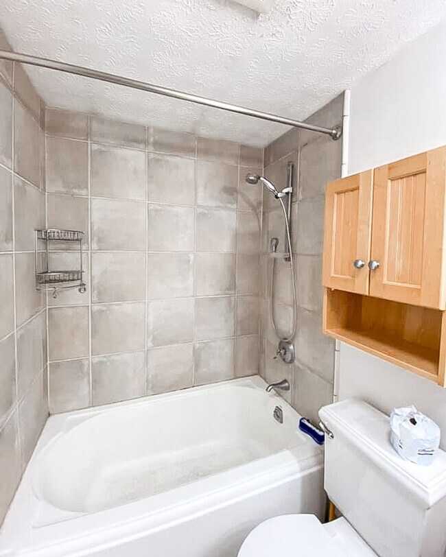 Building Photo - Charming 2-Level, 3 Bed 2 Bath Home In Much Sought After Chalet Woods Location