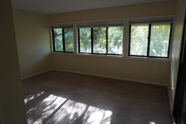 Building Photo - 195 Woodstone Dr