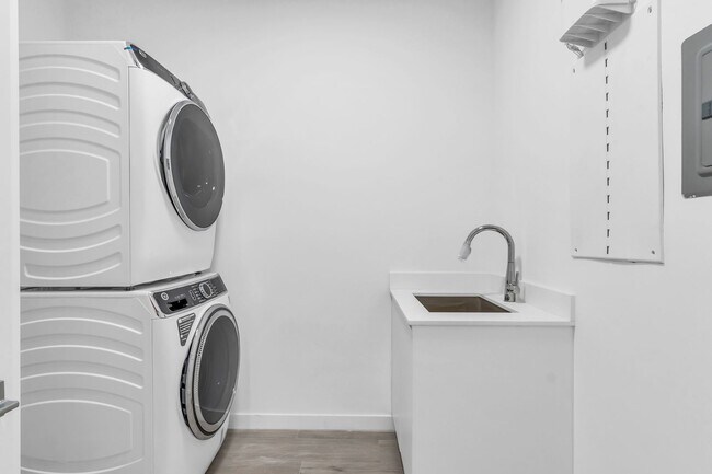 Building Photo - This beautiful new townhome  or rentoffers...