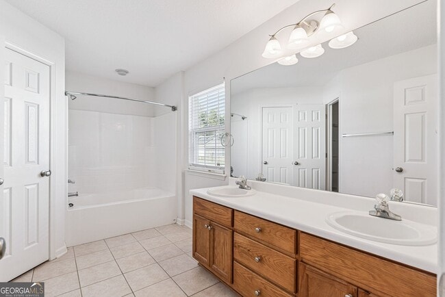 Building Photo - 3BR/2BA with a Fenced Back Yard