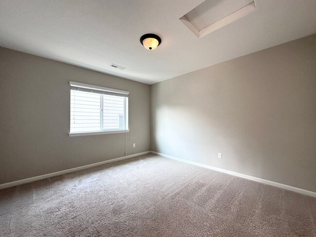 Building Photo - Stunning Modern 5 Bed 3 Bath Home in North...