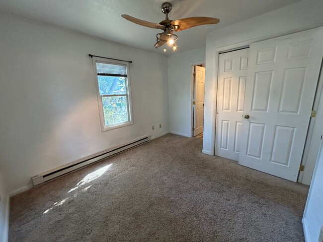 Building Photo - Cozy 2 Bedroom 1 Bath w/ all amenities and...