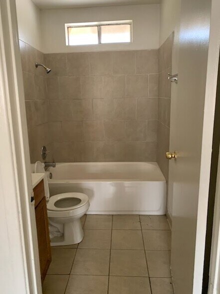 Bathroom-El Bano - 609 Moore St