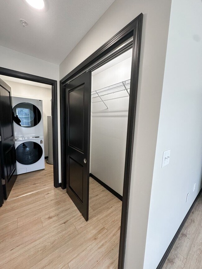 Building Photo - New! Beautiful 1 Bed, 1 Bath Apartment in ...