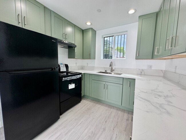 Building Photo - Fully renovated apartment located in the heart of mid-city!!