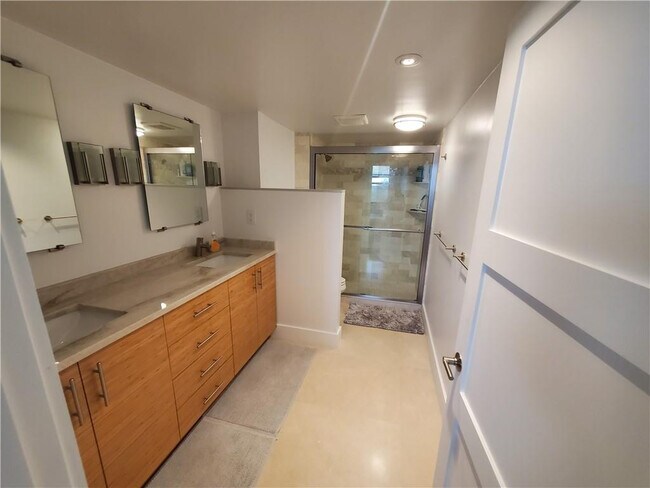 Building Photo - 1401 N Riverside Dr