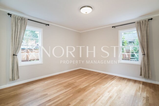 Building Photo - Newly Remodeled Lake Oswego Cottage With Lake Access.