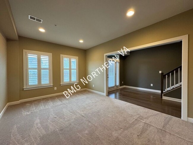 Building Photo - 43339 Stadium Ter