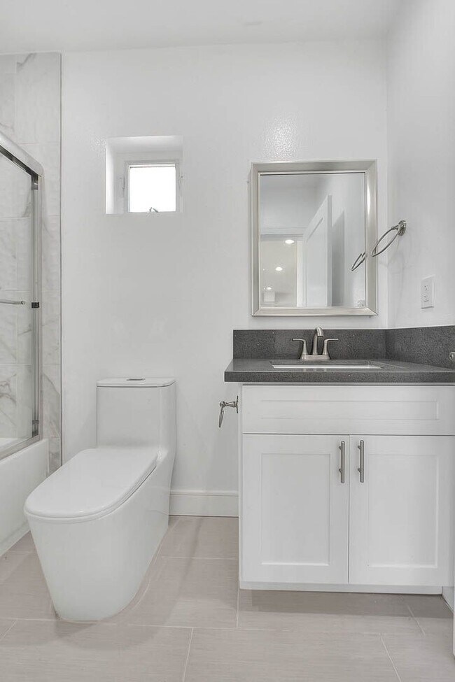 Building Photo - Luxury 2 & 4 Bed Townhomes in NoHo!