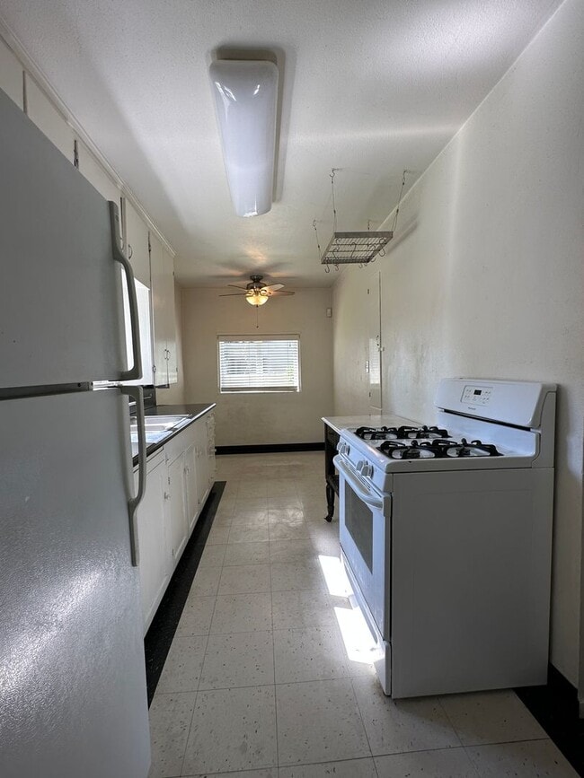 Building Photo - 1115 S Maple Ave