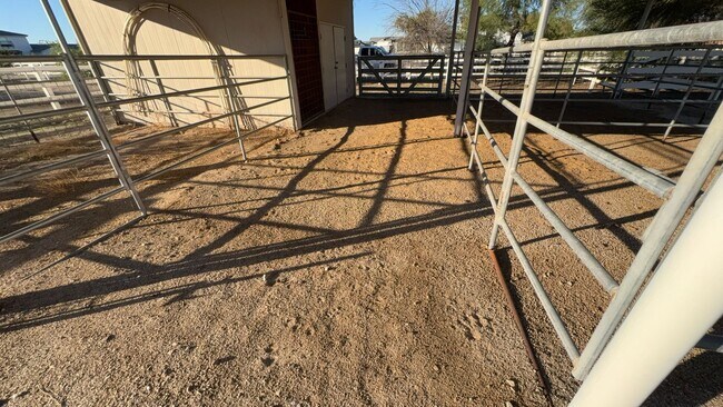 Building Photo - Horse Property in QC